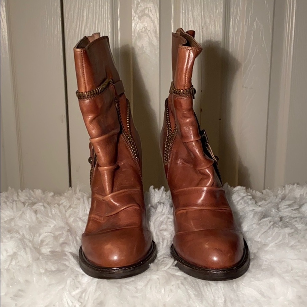 NWOT BCBG Brown leather high heeled boots